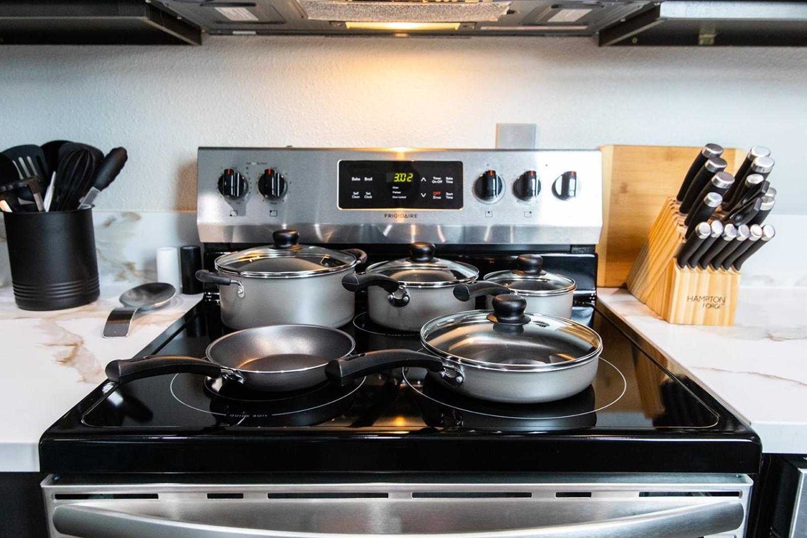 Large-studio-balcony-desk-ac-full-kitchen * San Diego