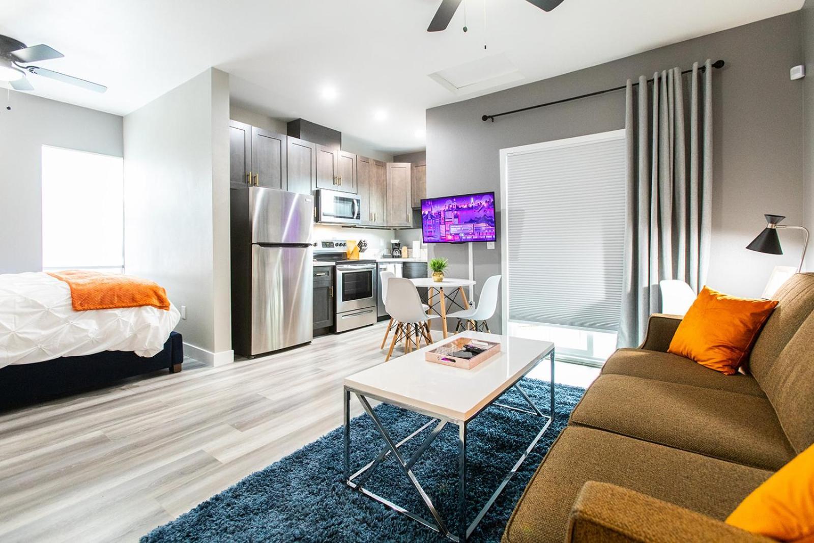 Apartment Large-studio-balcony-desk-ac-full-kitchen *